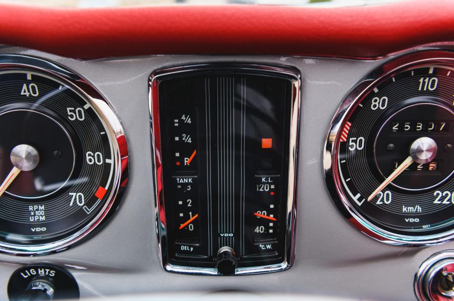 Панель приборов Mercedes-Benz 280 SL (W113) 1969 года  (EU) (фото 74 из 141)